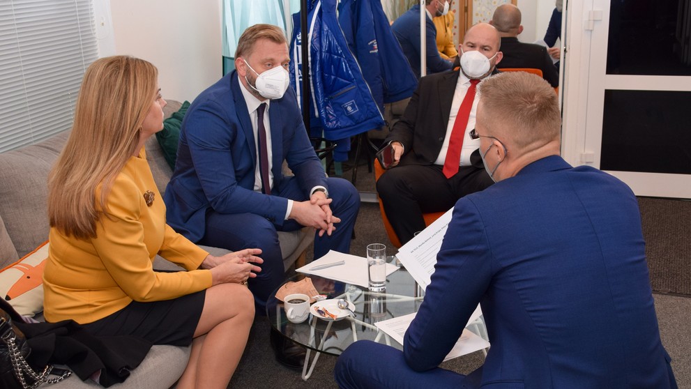 P. Pčolinský, J. Krúpa, M. Beňová pred nakrúcaním.