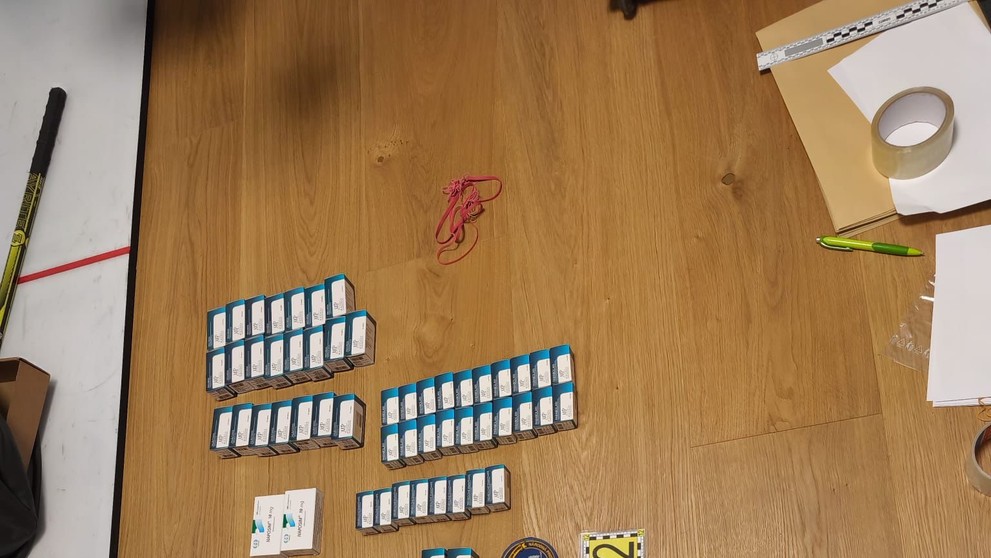 Policajti pri domových prehliadkach zaistili veľké množstvo zakázaných látok