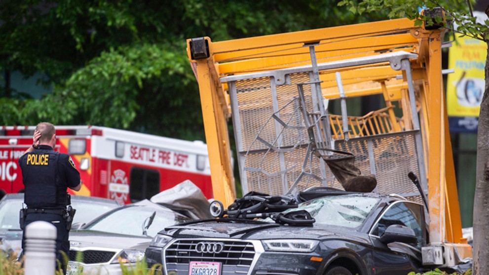 Španielsky volič si pozerá hlasovacie lístky pre parlamentné voľby.