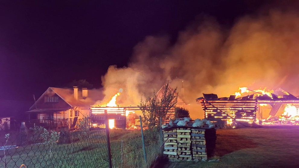 Nočný požiar pri Brezne zasiahol 10 stavieb.