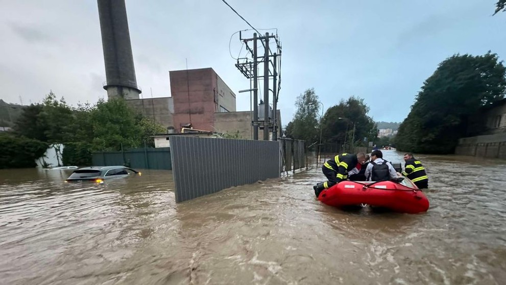 Hasiči pomáhajú s evakuáciou obyvateľov.