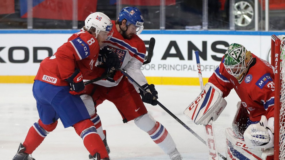 Roman Horák sa pokúša prekonať Larsa Haugena, ktorého vyhlásili za najlepšieho Nórskeho muža zápasu.