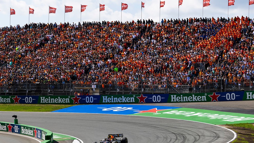 Holanďan Max Verstappen na domácej trati.