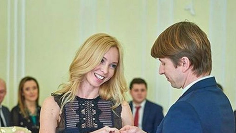 Tatiaja Totmianinová a Alexej Jagudin počas svadobného obradu.