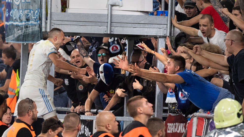 Na snímke vpravo jeden z fanúšikov Slovana vbehol na ihrisko a pridal sa k roztržke hráčov oboch mužstiev.