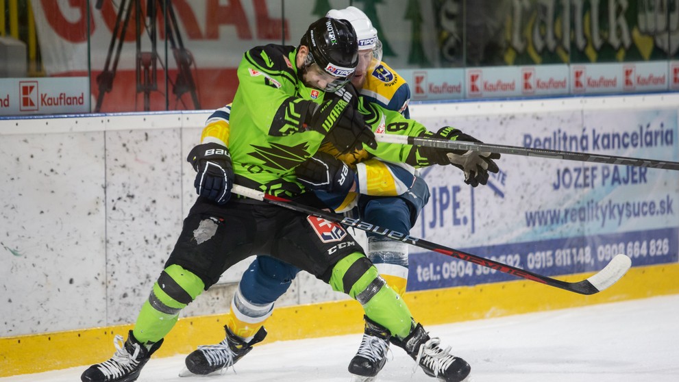 V súboji o puk Patrik Koyš (Žilina) a Ján Ťavoda (Humenné)