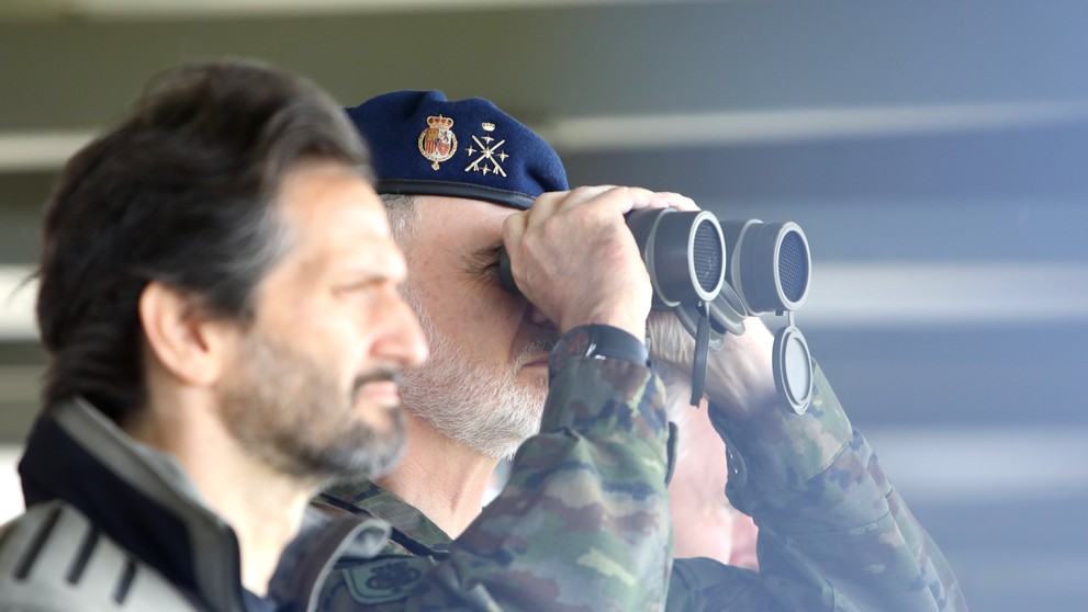 panielsky kráľ Filip VI. (uprostred) a slovenský minister obrany Robert Kaliňák sledujú bojové ukážky v centre výcviku Lešť