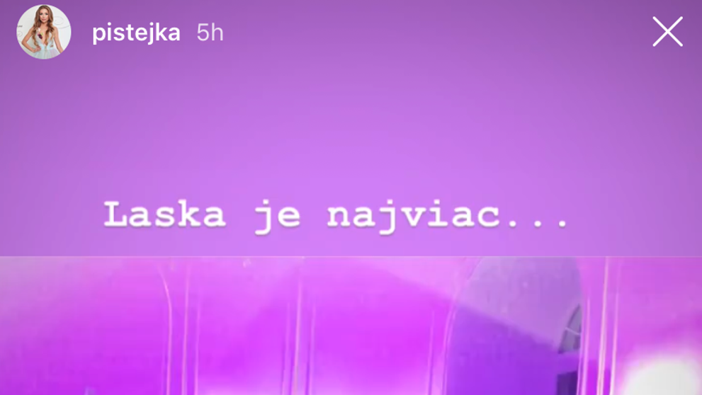 Za mikrofón sa postavil aj ženíc.