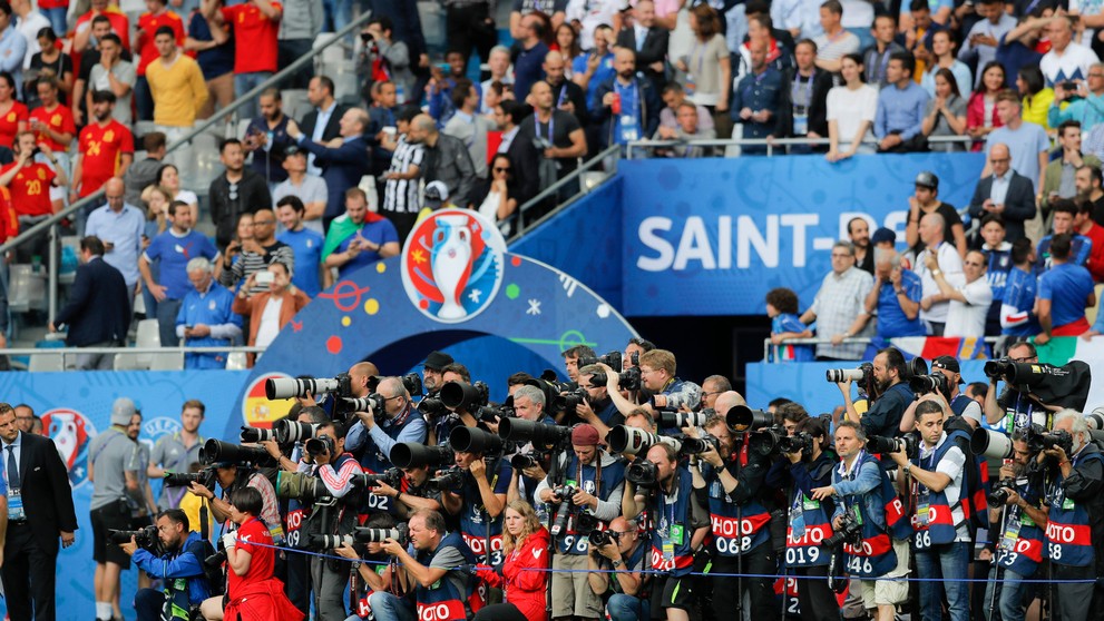 Fotografi fotia tímy Talianska a Španielska pred začiatkom osemfinálového zápasu na ME.