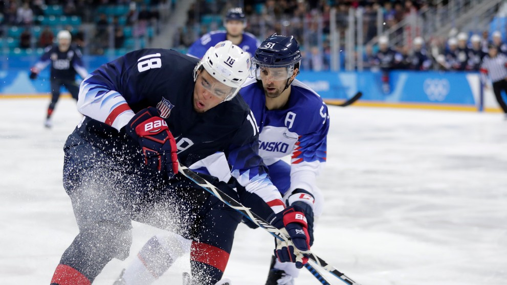 Miloš Bubela (vpravo) v súboji s Američanom Noahom Welchom v zápase na ZOH 2018.