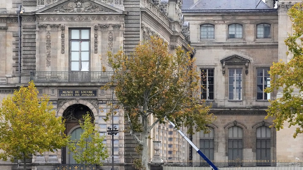 Louvre vykradli. Zlodeji si odniesli šperky