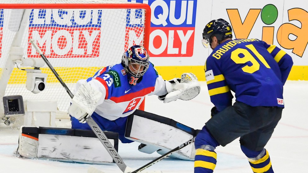 Zľava brankár Stanislav Škorvánek a Carl Grundström (Švédsko) v zápase na MS 2024.