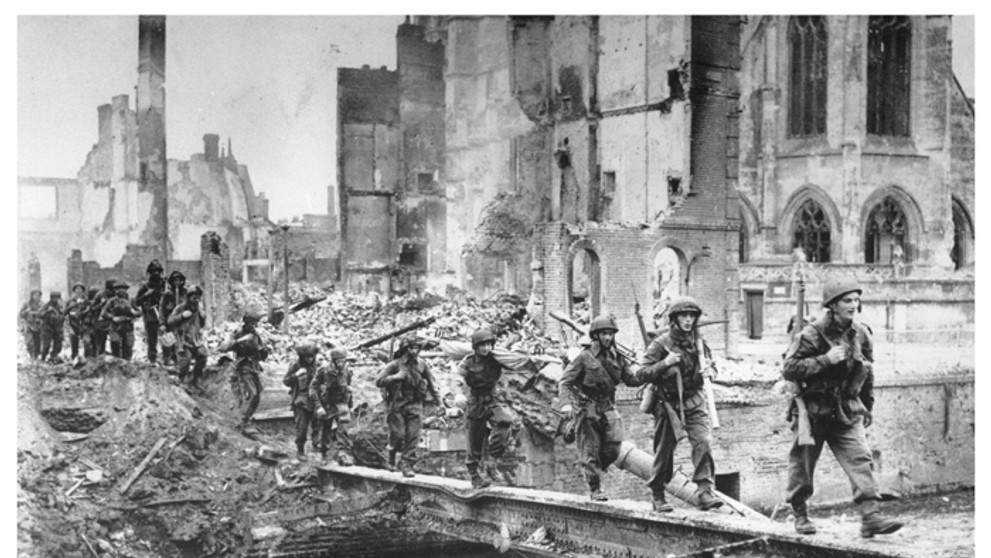 Obyvatelia mesta La Haye Du Puits sa vracajú do mesta (14. júla 1944) a dnes.