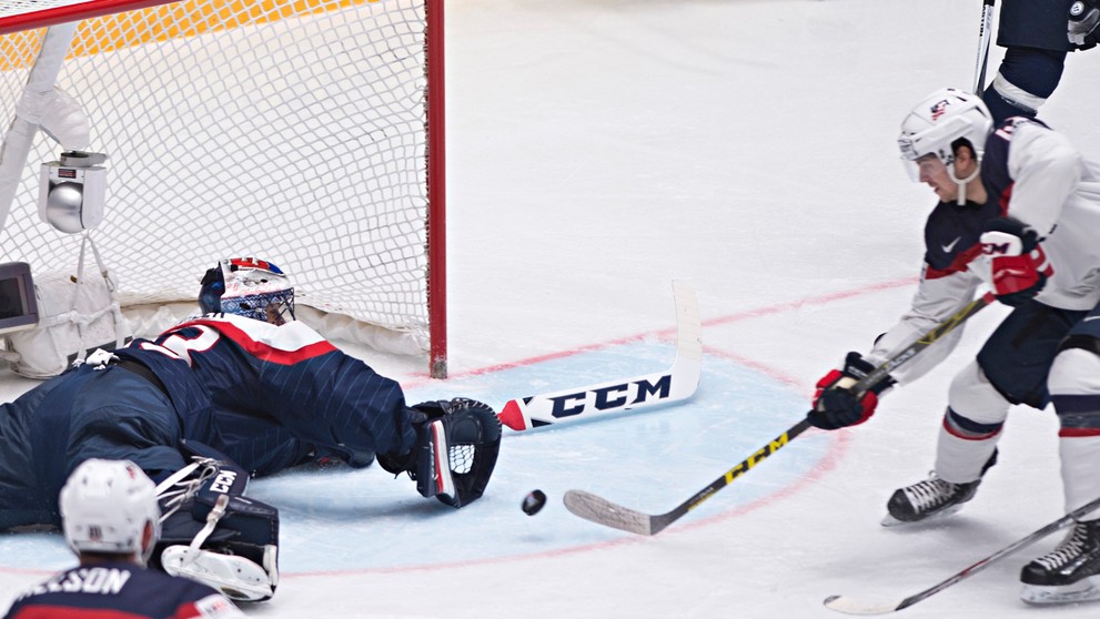 Július Hudáček po chybnej rozohrávke zachraňuje čistú gólovú šancu USA.