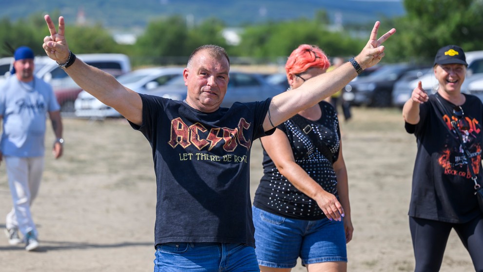 Fanúšikovia počas príchodu na koncert AC/DC.