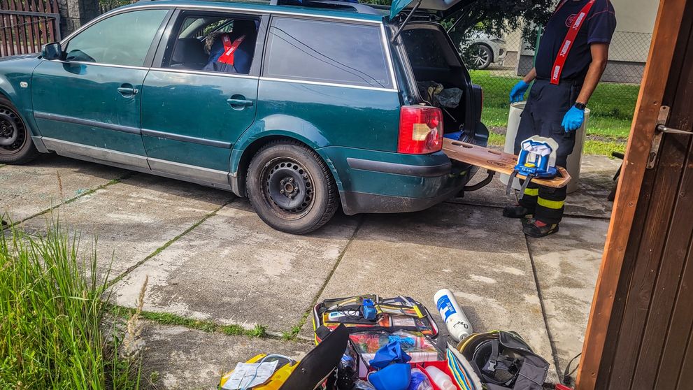 Muž uviazol v rozpálenom aute.