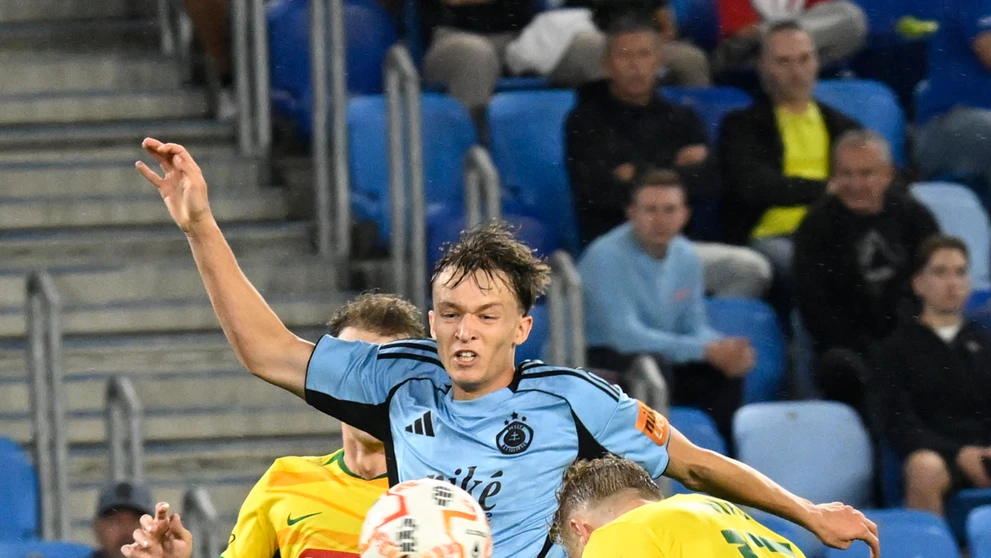 Uprostred Alexej Maroš (Slovan) a vpravo Ján Minárik (Žilina) v stretnutí 8. kola futbalovej Niké ligy.