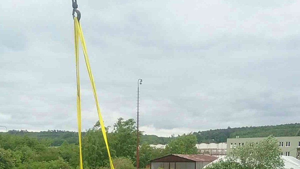 Auto v potoku v Bánovciach nad Bebravou.