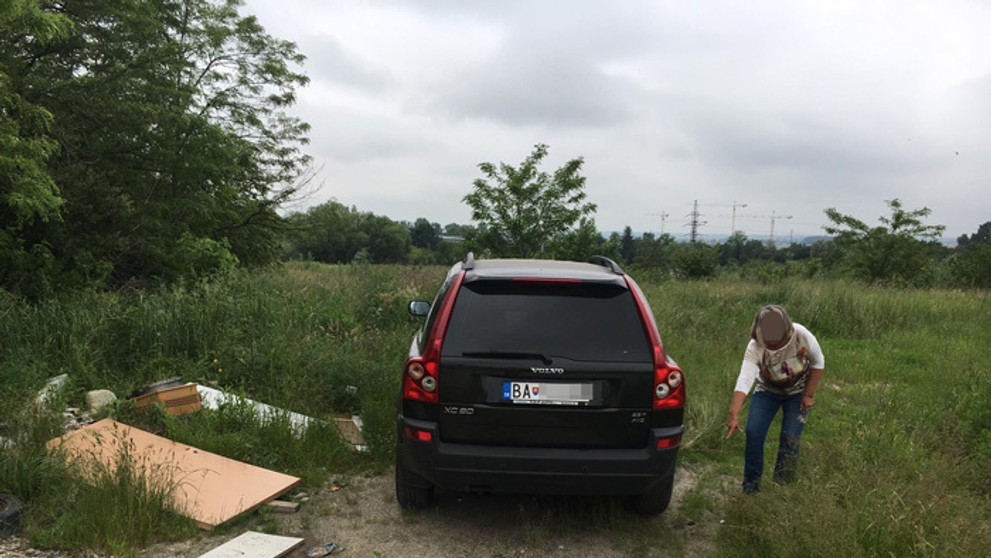 Vyhadzovanie odpadu v Dúbravke.