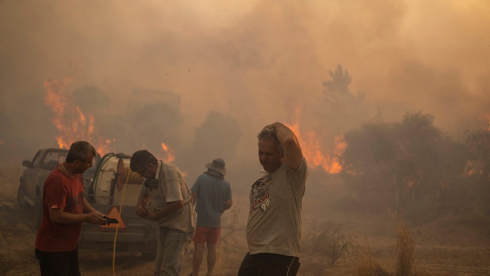 K letovisku Gennadi sa priblížil lesný požiar.