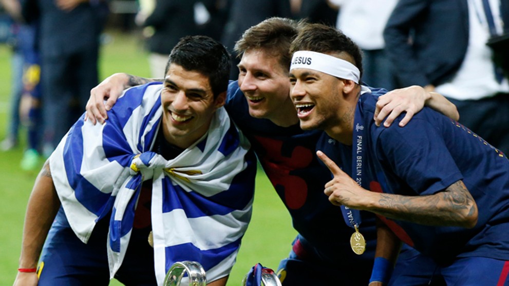 Útočné trio FC Barcelona Luis Suarez, Lionel Messi a Neymar pózujú fotografom pred trofejou pre víťaza Ligy majstrov.