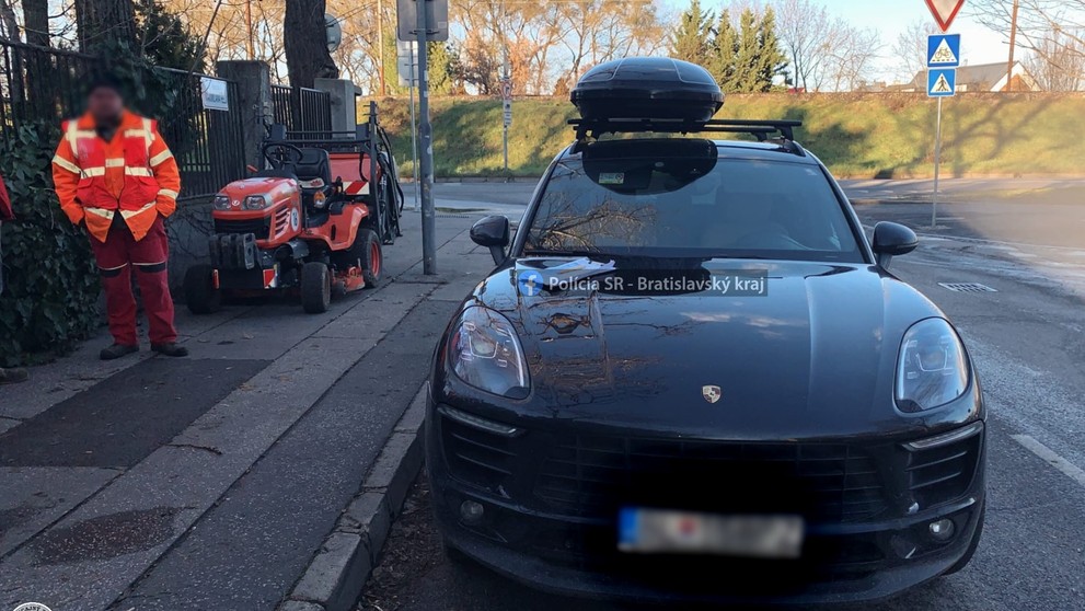 Zrážka kosačky a Porsche