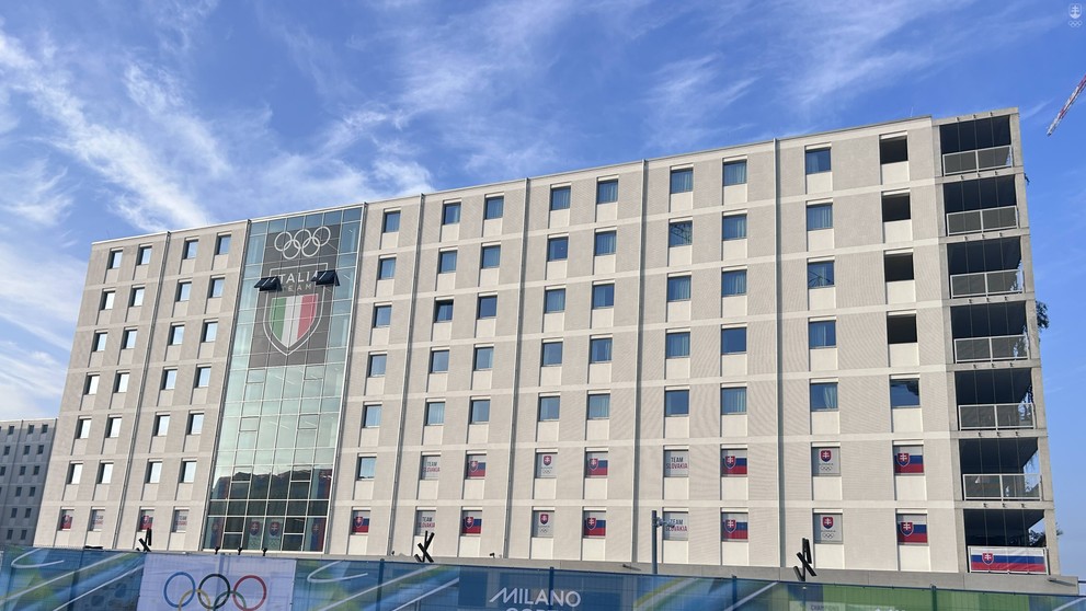 Pohľad z ulice na budovu, v ktorej bývajú slovenskí olympionici v Miláne. 