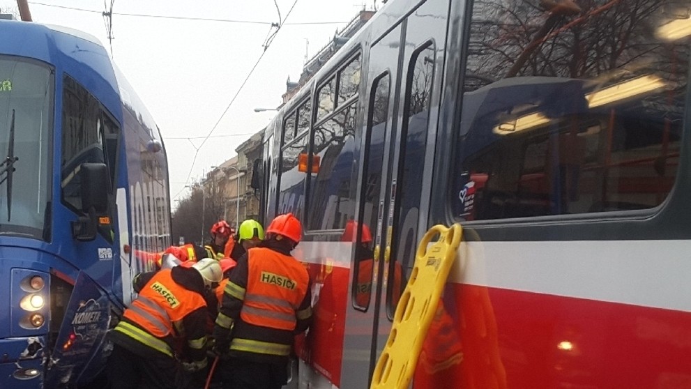 Zľava Brayden Point a Alex Killorn z Tampy oslavujú gól proti Washingtonu.