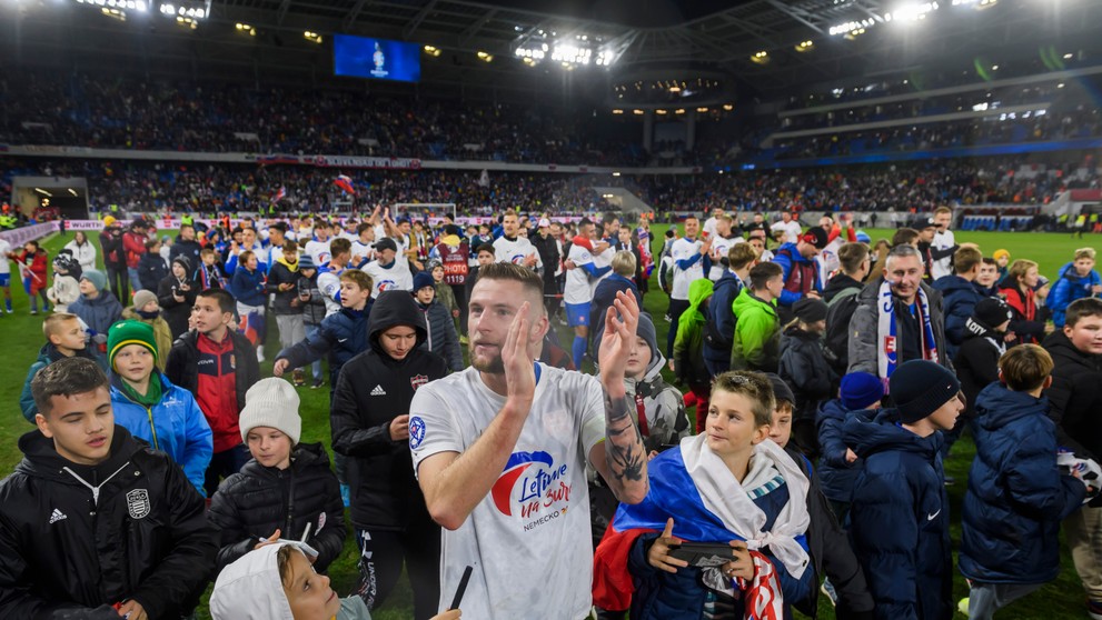 Milan Škriniar (Slovensko) oslavuje postup na ME 2024 po zápase s Islandom.