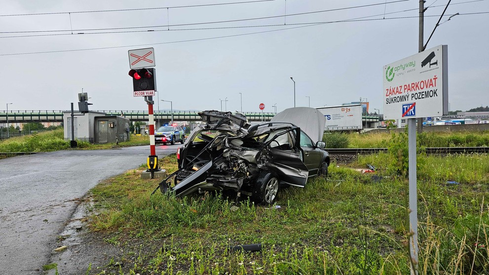 Zrážka vlaku s osobným autom pri Prešove