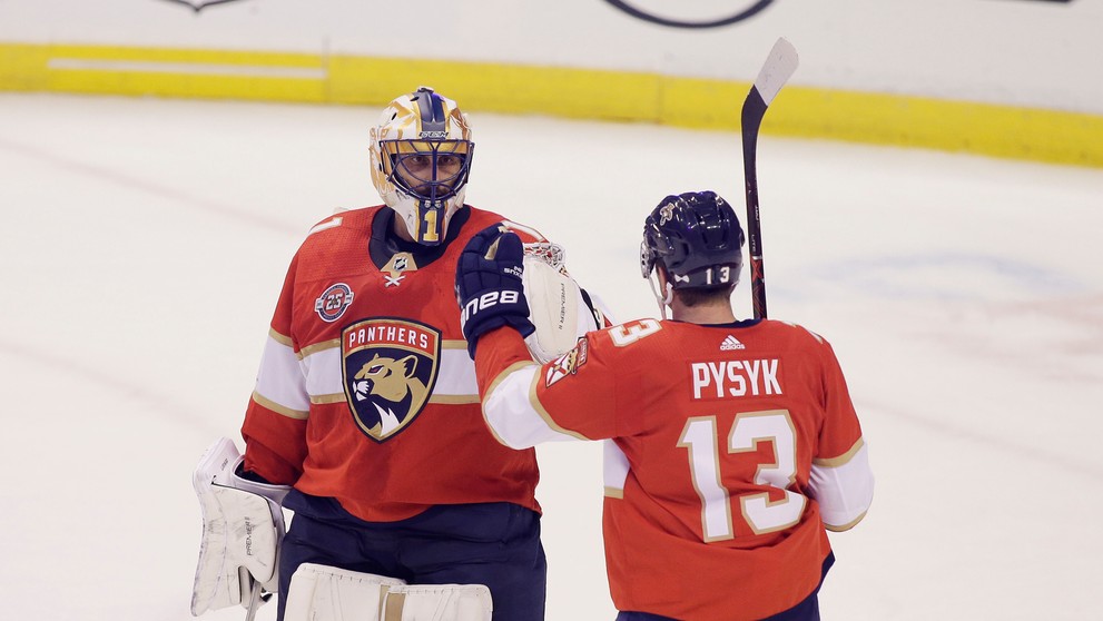 Zľava Kyle Brodziak a Joseph Gambardella z Edmontonu oslavujú gól proti Columbusu.