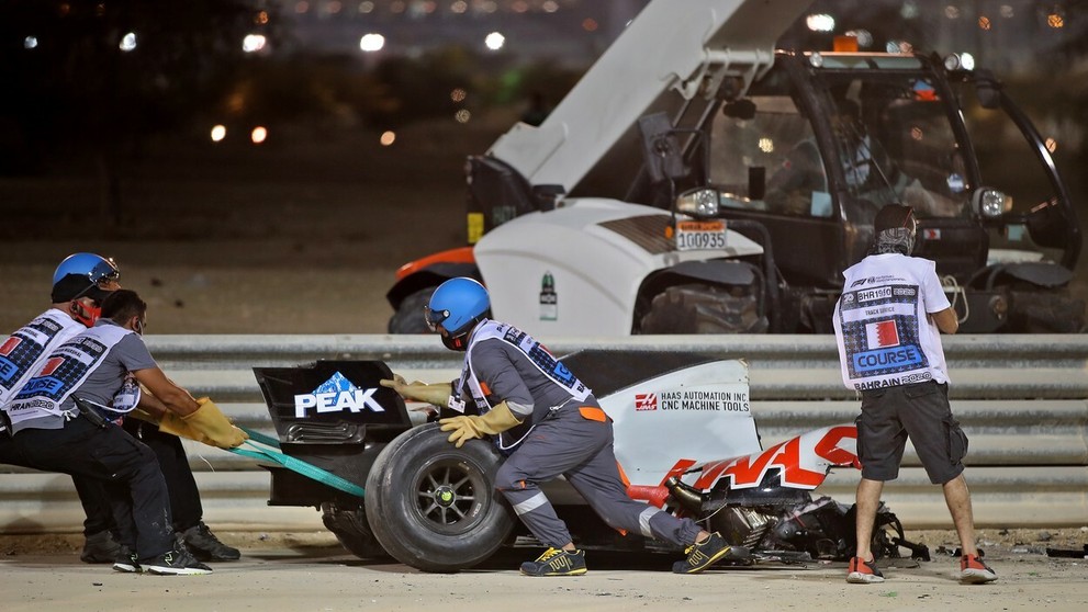Na miesto nehody Romaina Grosjeana ihneď prišla aj sanitka.