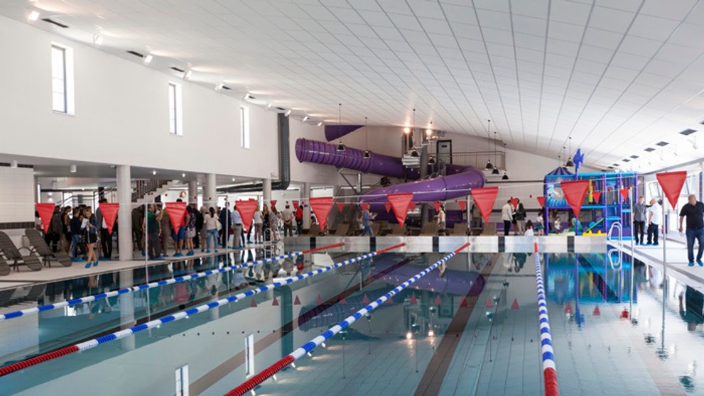 Na snímke 25-metrový plavecký päťdráhový bazén v petžalskej plavárni.