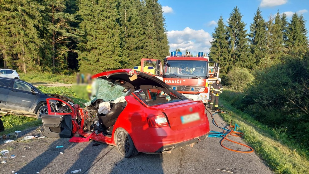 Zrážka dvoch vozidiel na ceste II/520
