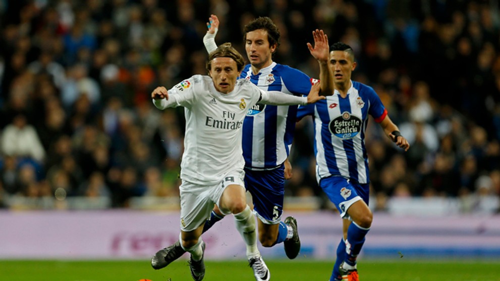 Luka Modrič (Real Madrid) a Pedro Mosquera (Deportivo La Coruña) vo súboji o loptu.