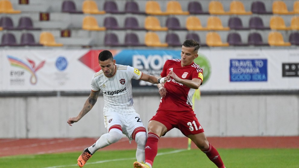 Vľavo hráč Trnavy Kristián Koštrna a hráč Banskej Bystrice Martin Rymarenko v zápase 13. kola Fortuna ligy.