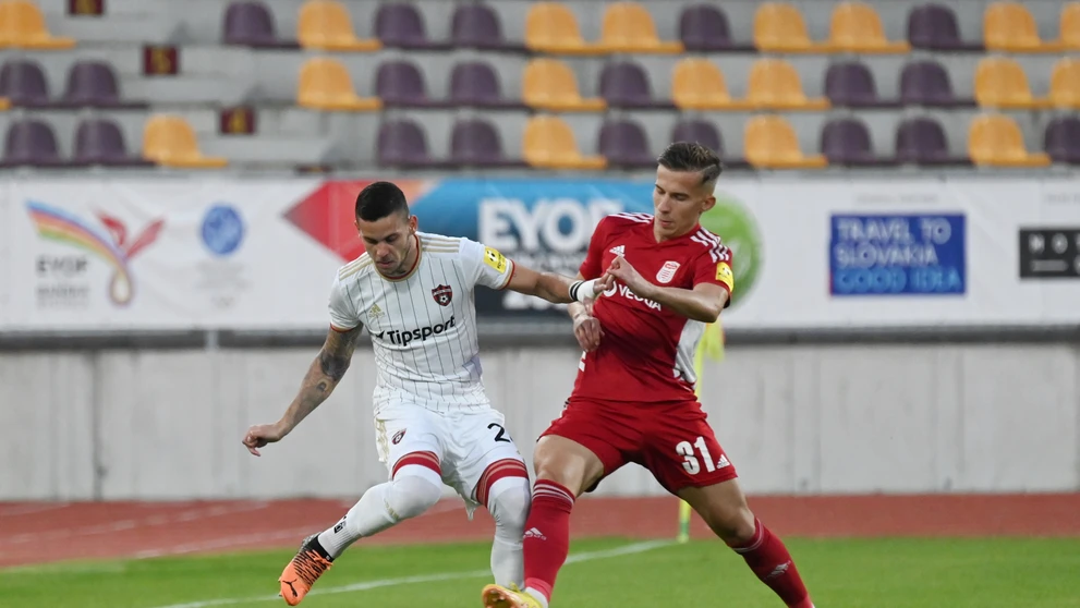 Vľavo hráč Trnavy Kristián Koštrna a hráč Banskej Bystrice Martin Rymarenko v zápase 13. kola Fortuna ligy.