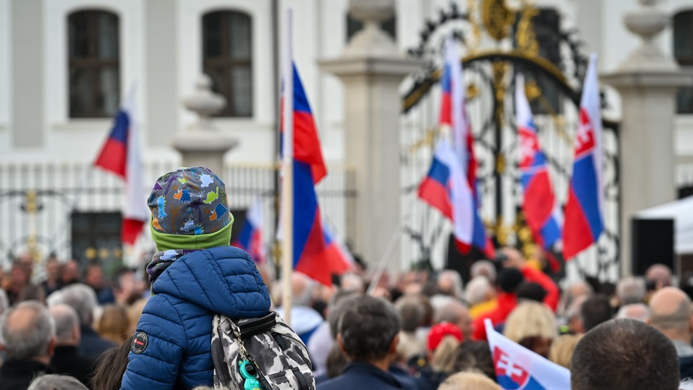 Účastníci verejného zhromaždenia na podporu Rudolfa Huliaka pred Prezidentským palácom.