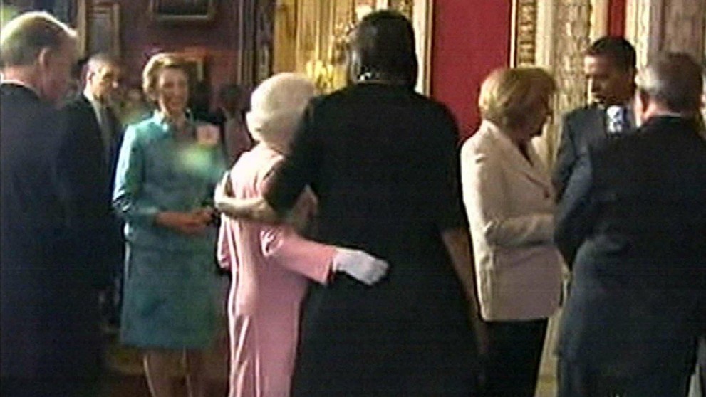 Faux pas Obamovej vyvolal rozruch. Toto si ku kráľovnej dovoliť nemala