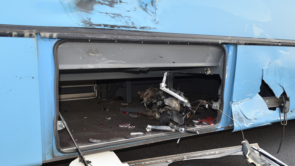 Po náraze do autobusu zahynul motocyklista.