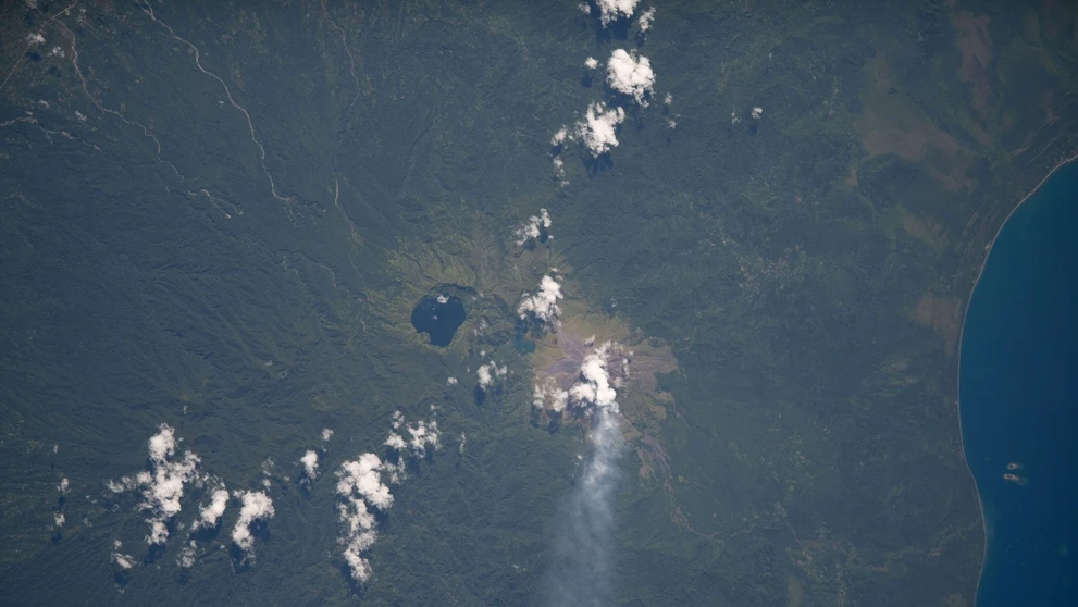 Jazero Billy Mitchell Crater Lake a aktívna sopka Bagana na ostrove Bougainville.