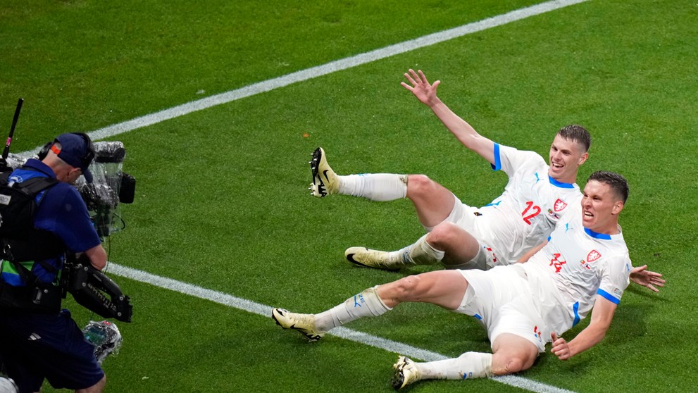 Český hráč Lukáš Provod (vpravo) oslavuje so spoluhráčom Davidom Douderom úvodný gól.