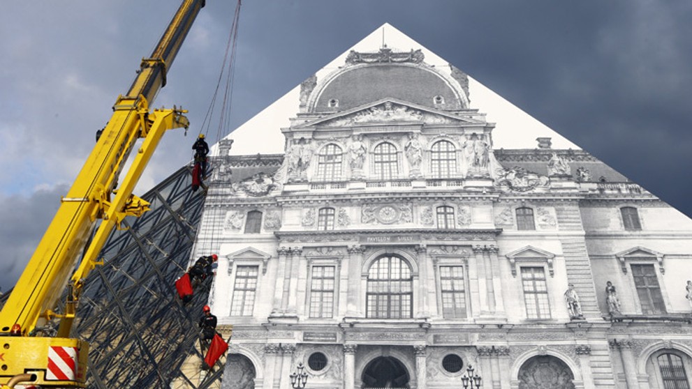 Pyramída v Louvri zmizla.