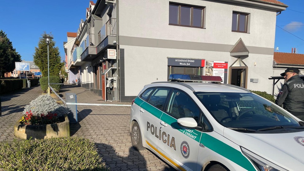 Výbuch bankomatu v meste Vrbové.