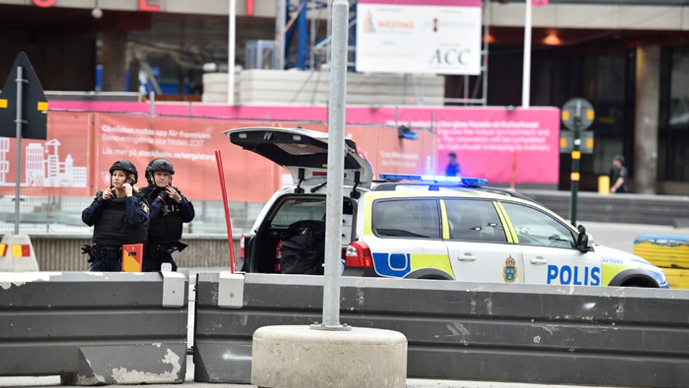 Policajtky v centre Štokholmu, kde auto narazilo do ľudí.