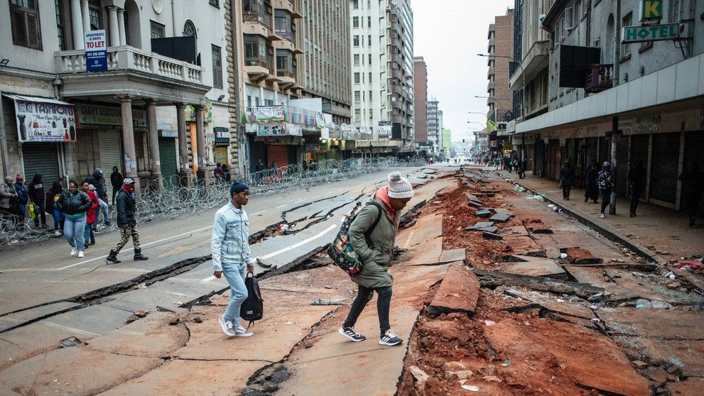 Zničená cesta po výbuchu plynu v centre Johannesburgu.