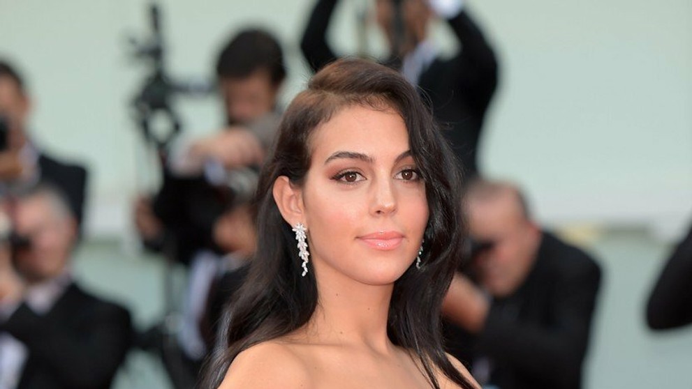Georgina na červenom koberci v Benátkach