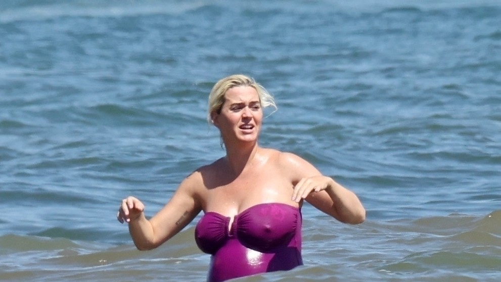 Katy Perry ukázala tehotenské bruško