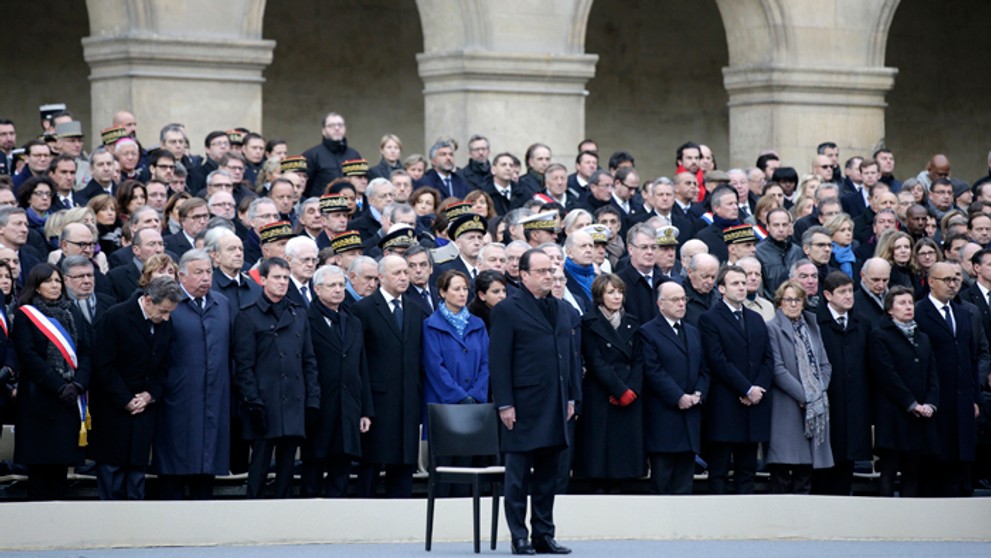 Politici stoja počas francúzskej hymny na pamiatku 130 obetí parížskych atentátov z 13. novembra.