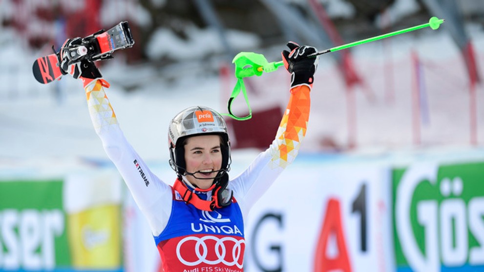 Petra Vlhová oslavuje v cieli víťazstvo po druhom kole slalomu žien v Lienzi.